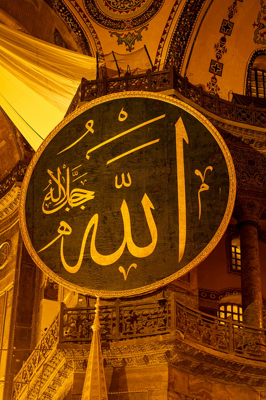 Zlaté a černé Alláhovo znamení, arabský skript, Zlatá arabská kaligrafie, zdobený strop mešity, islámské umění, krása, interiér mešity, náboženské umění, Arabská dekorace, kulturní dědictví, islámský design
