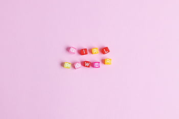 Frauenpower, bunte Buchstabenblöcke, rosa Hintergrund, Ermächtigung, Motivationszitat, inspirierende Botschaft, Feministisches Symbol, leuchtende Farben, flach liegen, Typografiekunst, Empowerment-Konzept