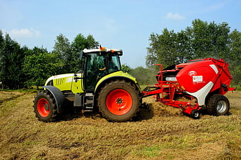 Traktor, grüner Traktor, Heuballenpresse, Bauernhof Feld, Bäume, tagsüber, Rot gelb und weißer Traktor, Rasenplatz, landwirtschaftliche Maschinen, landwirtschaftliche Geräte, ländliche Szene