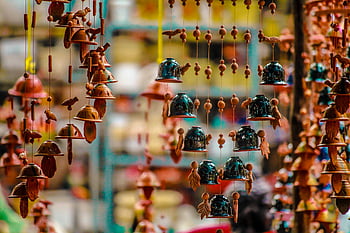 ornamenti appesi, Mercato di ceramiche, campane vibranti, arte culturale, bancarella, oggetti decorativi, Ornamenti artigianali, decorazioni sospese, ornamenti di ceramica, artigianato culturale, esposizione del mercato