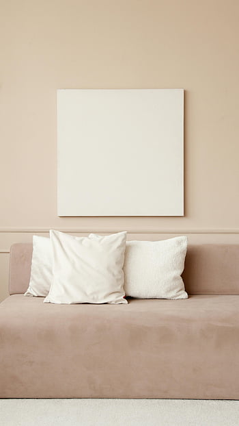 Minimalistisk stue, beige sofa, tomt lerret, Nøytral vegg, moderne innredning, interiørdesign, Koselig stue, minimalistisk stil, myke puter, nøytrale toner, rolig plass