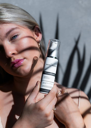 vrouw met huidverzorging, huidverzorgingsproduct, jonge vrouw, huidverzorgingsserum, fel zonlicht, artistieke schaduwen, detailopname, balancerende vochtinbrengende crème, Huidverjonging, Natuurlijke huidverzorging, schoonheidsproduct