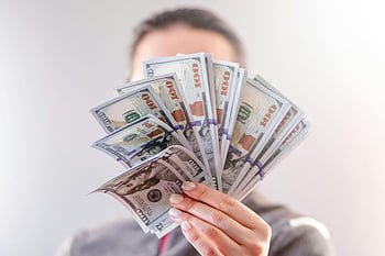 Henkilö, jolla on rahaa, Yhdysvaltain dollarin setelit, taloudellinen menestys, rikkaus, lähikuva-kuva, paperiraha, laskujen fani, rahaa kädessä, taloudellinen vauraus, Käteinen raha, Rahaa, joka merkitsee vaurautta