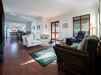 canapé blanc, table en verre, meuble moderne, plancher en bois, salon spacieux, décor de salon, design d'intérieur, décoration de maison, assise confortable, Style Contemporain, espace vital