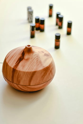 Difuzor dřevěného oleje, éterické oleje, aromaterapie, relaxace, bílý povrch, Dřevěný difuzor, světlý povrch, láhve éterického oleje, Difuzor aromaterapie, Relaxační nástroje, Difuzor dřevěného aromaterapie