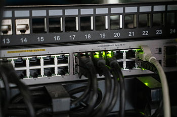Síťové zařízení, připojené kabely, moderní technologie, infrastruktura, detail, přístroj, ethernetové kabely, přepínač sítě, datové porty, Technologická infrastruktura, síťové kabely