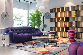 lyxig inredning, modernt vardagsrum, livfulla färger, eleganta möbler, elegant inredning, lila soffa, färgglad matta, modern inredning, elegant bostad, moderna möbler, dekorativa hyllor