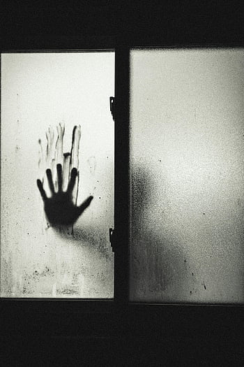 mano sobre vidrio, persona sosteniendo un vaso, ventana, en blanco y negro, sombra, huella de la mano, vidrio escarchado, interior, misterioso, oscuro, silueta