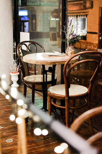brune træstole, rundt bord, Elegant café, Klassiske træstole, Varm atmosfære, Cafe -indstilling, træmøbler, indendørs cafe, hyggelig cafe, Cafe Indretning, cafe interiør