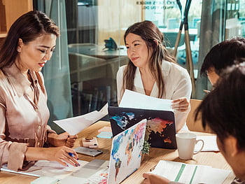 Aziatische zakelijke professionals, modern kantoor, groepsbijeenkomst, Het bespreken van plannen, kantooromgeving, zakelijke bijeenkomst, professionele discussie, moderne werkplek, mensen uit het bedrijfsleven, samenwerkingswerk