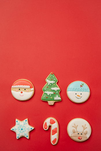 クリスマスのクッキー、 手作りクッキー、 赤い背景、 クリスマスをテーマにしたクッキー、 休日のお祝い、 サンタクッキー、 クリスマスツリーのクッキー、 雪だるまクッキー、 トナカイクッキー、 キャンディケインクッキー、 スノーフレーククッキー