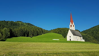vitgrå och rött kapell, grönt fält, klar himmel, idyllisk landskap, kyrka med rött brant, blå himmel, frodig grönska, dagtid, landsbygden scen, fridfullt landskap, liten kyrka