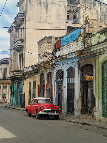 Historické auto, Havana Street, klasické červené auto, Barevné ulice, zvětralé budovy, kuba, městské scény, retro automobil, historické architektury, panoráma města, cestovní fotografie