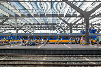 stazione centrale di Rotterdam, persone che aspettano, stazione ferroviaria, Treni di imbarco, giorno, rotaie, trasporto pubblico, pendolari, piattaforma di stazione, architettura moderna, Olanda