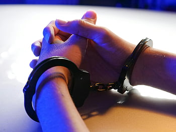 manette, manette nere, mani ammanettate, luce della polizia blu, arresto, detenzione, avvicinamento, polizia, forze dell'ordine, crimine, giustizia