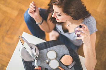 Mladá žena, Použití parfému, Základy make -upu, Rutina krásy, osobní péče, parfémy láhev, make-up zrcadlo, péče o kůži, kosmetické výrobky, Tipy pro krásu, Krása
