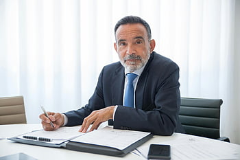 sakallı adam, siyah takım elbise, İmza Belgeleri, modern ofis, yaşlı işadamı, tablo, profesyonel ortam, ofis ortamı, iş kıyafeti, belge imzalama, resmi kıyafet