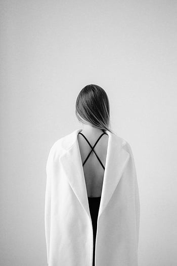 siyah beyaz portre, Kadın, Beyaz ceket, Dökümlü omuzlar, zarif poz, moda fotoğrafı, minimalist tarz, tek renkli görüntü, arka plan, geriye doğru giyilir, stüdyo çekimi