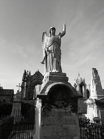 fotografie ve stupních šedi, socha, majestátní anděl, historický hřbitov, Nadčasová elegance, tajemství, sochařství, Černý a bílý, hřbitov, socha anděla, historické umění