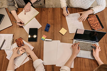 vista do topo, pessoas trabalhando, Configuração do escritório, laptops, bloco de anotações, planejamento de equipe, tarefas ocupadas, mesa, colaboração, área de trabalho, mãos