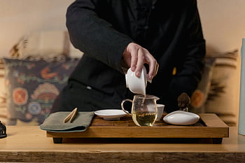 kiinalainen teeseremonia, Gaiwan, Cha Hai, perinteinen tee, teetä kaatamalla, lasi teekannu, teeastiasto, puinen tarjotin, teetä valmiste, teekulttuuri, Tee seremonia