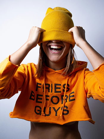 senhora alegre, cobrindo os olhos, gorro amarelo, moletom com capuz, texto lúdico, felicidade, mulher alegre, hoodie amarelo, Moda de gorro, Clima lúdico, cores brilhantes