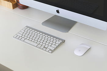 stříbrný imac, bílý stůl, čistý stůl, Organizovaná kancelář, nastavení počítače, klávesnice, myš, Nastavení na pracovišti, minimalistický pracovní prostor, výrobky z jablek, moderní kancelář