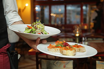 číšník, čerstvý salát, hors d'oeuvres, Útulná restaurace, bílé keramické desky, porce jídla, Nastavení jídla, předkrmy, Ambiance restaurace, prezentace potravin, Vnitřní stolování