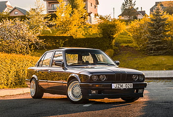 bmw e30, Historické auto, černé auto, příměstská ulice, slunečný den, Klasický sedan, Retro Charm, zaparkované auto, E30 BMW, Vintage BMW, klasické auto