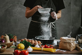 Koch, Mehl sieben, Sieb, Kochen, Küche, frische Zutaten, rustikale Küche, Schüssel, Eier, Gemüse, Pasta