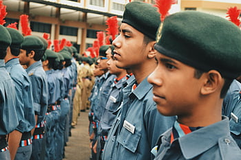 Kadet NCC India, seragam, Parade luar ruangan, upacara, pria muda, perhatian, Pakaian Militer, pembentukan parade, seragam kadet, baret, Gumpalan merah