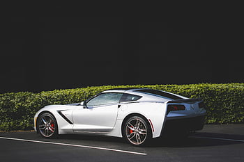 bílé kupé, luxusní auto, stříbrná korveta, sportovní auto, zaparkované venku, boční pohled, zelená tráva, Bílá Corvette, Venkovní parkování, fotografování automobilů, automobilového designu