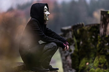 maska ​​fawkes chlap, černá mikina, nastavení lesa, venkovní, temná atmosféra, tajemný, osoba sedící, bílá maska, anonymní, postava s kapucí, přírodní pozadí