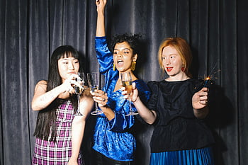 Mujeres celebrando, Año nuevo, entorno festivo interior, copas de vino, bengalas, Ambiente de fiesta, celebracion, grupo de mujeres, espíritu festivo, atuendo festivo, celebración interior