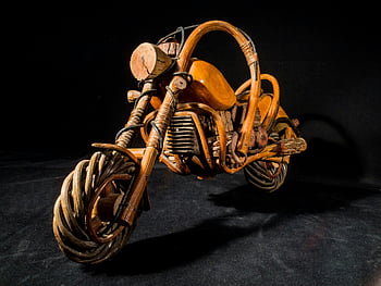 Hnědý dřevěný vrtulník, model motocyklového měřítka, Složitá ručně vyráběná socha, tmavé pozadí, dřevěný motocykl, Ručně vyráběné dřevěné umění