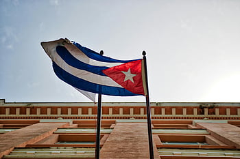 kubanische Flagge, Havanna, Historisches Gebäude, Nationalstolz, architektonische Schönheit, Blaue und weiße Flagge, Flagge auf der Pole, Kuba, wehende Fahne, historische Architektur, kubanische Kultur