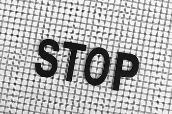 stop, Černá dřevěná písmena, černá a bílá mřížka, pozadí mřížky, text, podepsat, Varování, zpráva, typografie, černobílý, minimalismus