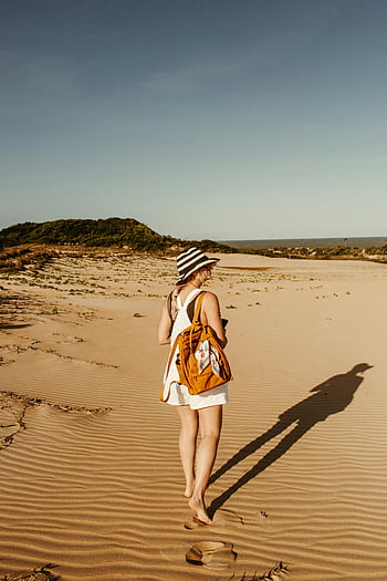 kvinne, ryggsekk, gå, sand, Strand, solhatt, lang skygge, sollys, utendørs eventyr, reisefotografering, naturutforskning