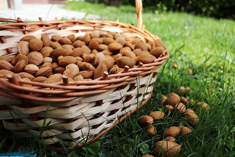 mandle, syrové mandle, badam, ořechy, jídlo, ovoce, výživa, mandlový typ, hořké mandle, mandlová barva, košík