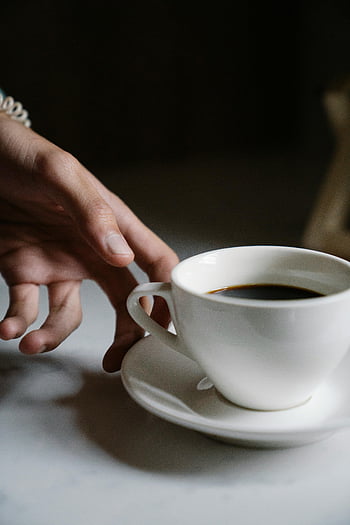 Kaffee, Tasse Kaffee, Hand reicht, weiße Untertasse, aromatischer Kaffee, gemütliches Café, schwarzer Kaffee, Kaffeetasse, Kaffeezeit, Café -Einstellung, weiße Tasse