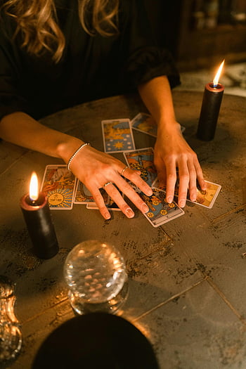 cartas de tarot, manos, velas, bola de cristal, con poca luz, mesa, mujer, lectura del tarot, espiritual, divinidad, ritual