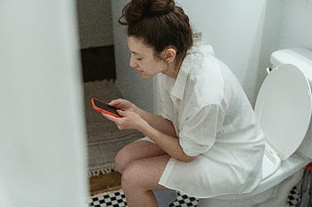 žena, bílá košile, chytrý telefon, sedící, záchodová mísa, koupelna, pomocí telefonu, toaleta, krytý, neformální, každodenní život