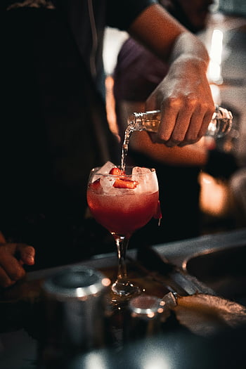 barista, preparare un cocktail, versare il gin, cocktail alla fragola, cubetti di ghiaccio, Bar debolmente illuminata, avvicinamento, barista che si versa, Preparazione del cocktail, scena del bar, miscelazione di bevande