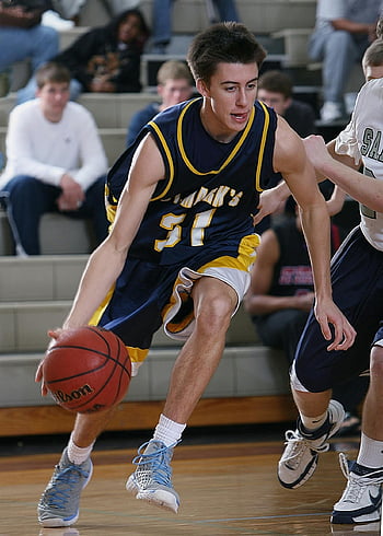 pallacanestro, giocatore di basket per adolescenti, palleggio, gioco intenso, palestra scolastica, gli sport, colpo d'azione, atletico, concorrenza, pallacanestro di Wilson, sport scolastici