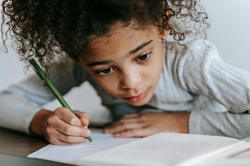 schwarzes Mädchen, Schreiben, fokussiert, Hausaufgaben, Notizbuch, Schreibtisch, junges Mädchen, aufmerksam, Bildung, Studie, Konzentration