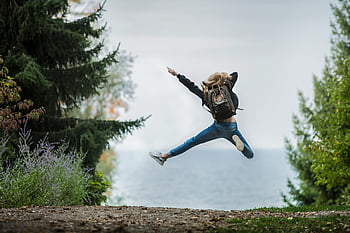 femeie jumping, Rucsac verde, Pădure în aer liber, priveliște spre lac, libertate, bucurie, Femeie energică, săritor, scena naturii, aventură, călătorie
