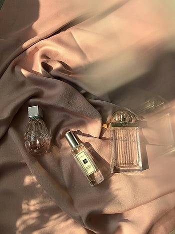향수병, 투명 유리 병, 핑크 새틴, 고급 섬유, 미적 정물, 아름답게 조명, 우아한 병, 향수 병, 핑크 패브릭, 향수 정물, 고급 향수
