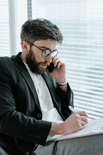 işadamı, siyah takım elbise ceketi, siyah çerçeveli gözlük, ofis, Belgeleri analiz etmek, telefon görüşmesi, odaklı, profesyonel, iş, evraklar, yazı