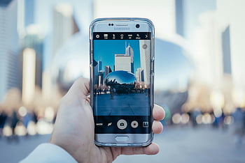 Samsung Galaxy, chytrý telefon, cloud gate, panorama chicago, ruka hospodářství, stříbrný telefon, odraz města, městské fotografie, moderní technologie, cestovní fotografie, veřejné umění