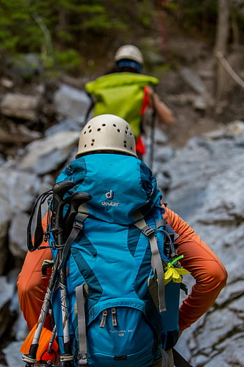 escursioni a piedi, due persone, zaini, caschi, sentiero roccioso, foresta, avventura all'aria aperta, escursionisti, natura, il trekking, attrezzi all'aperto